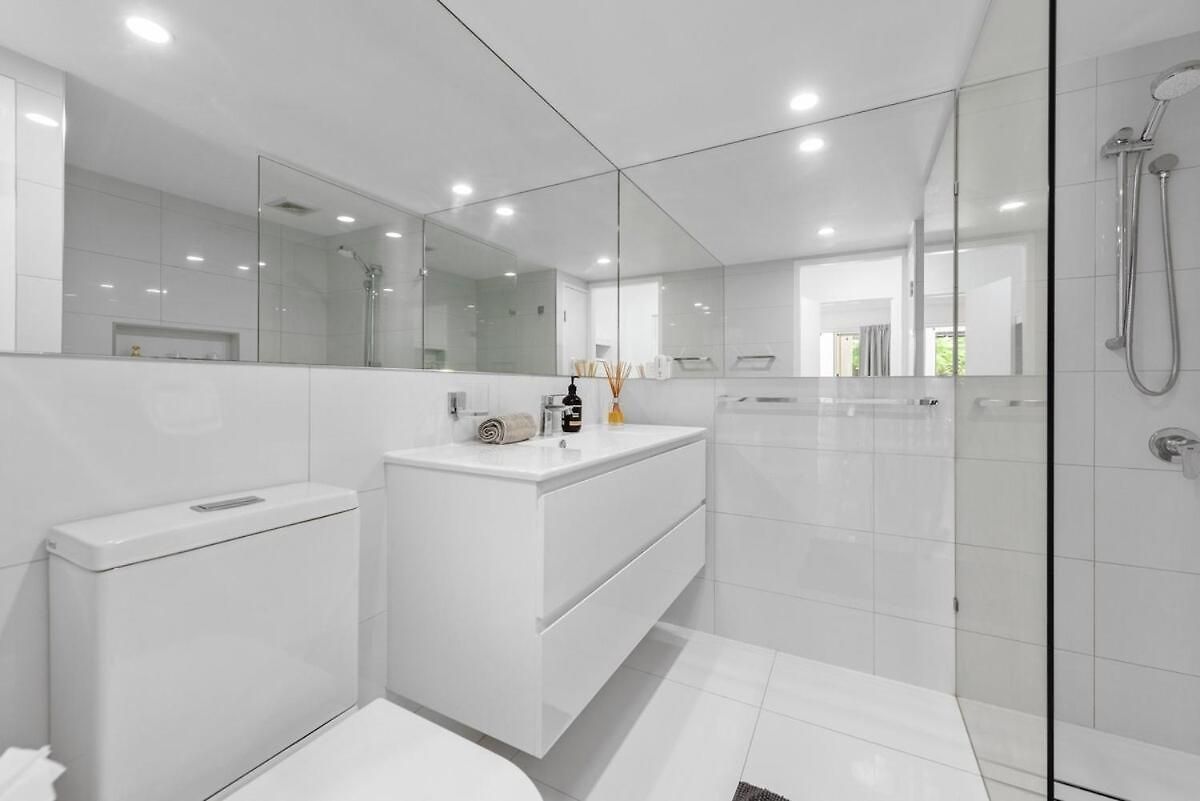 Riverfront Excellence 2bed-2bath-2car - West End Apartment