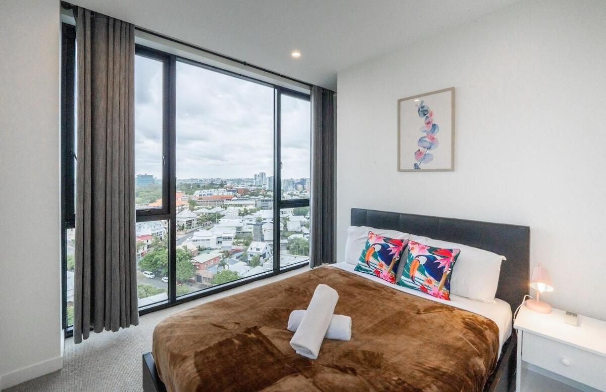 Modern 1 Bedroom With Views Pool And Gym *