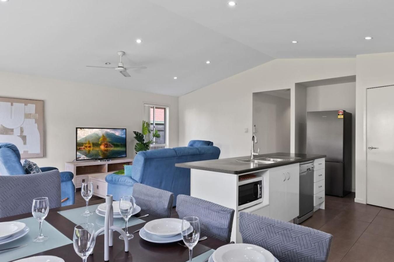 Charming 4bedroom Near Train Station And Beaches Holiday home Brisbane