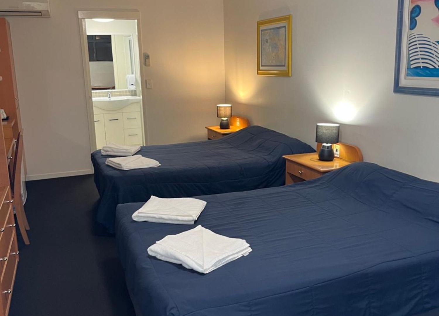 Queensport Hotel Motel 4*