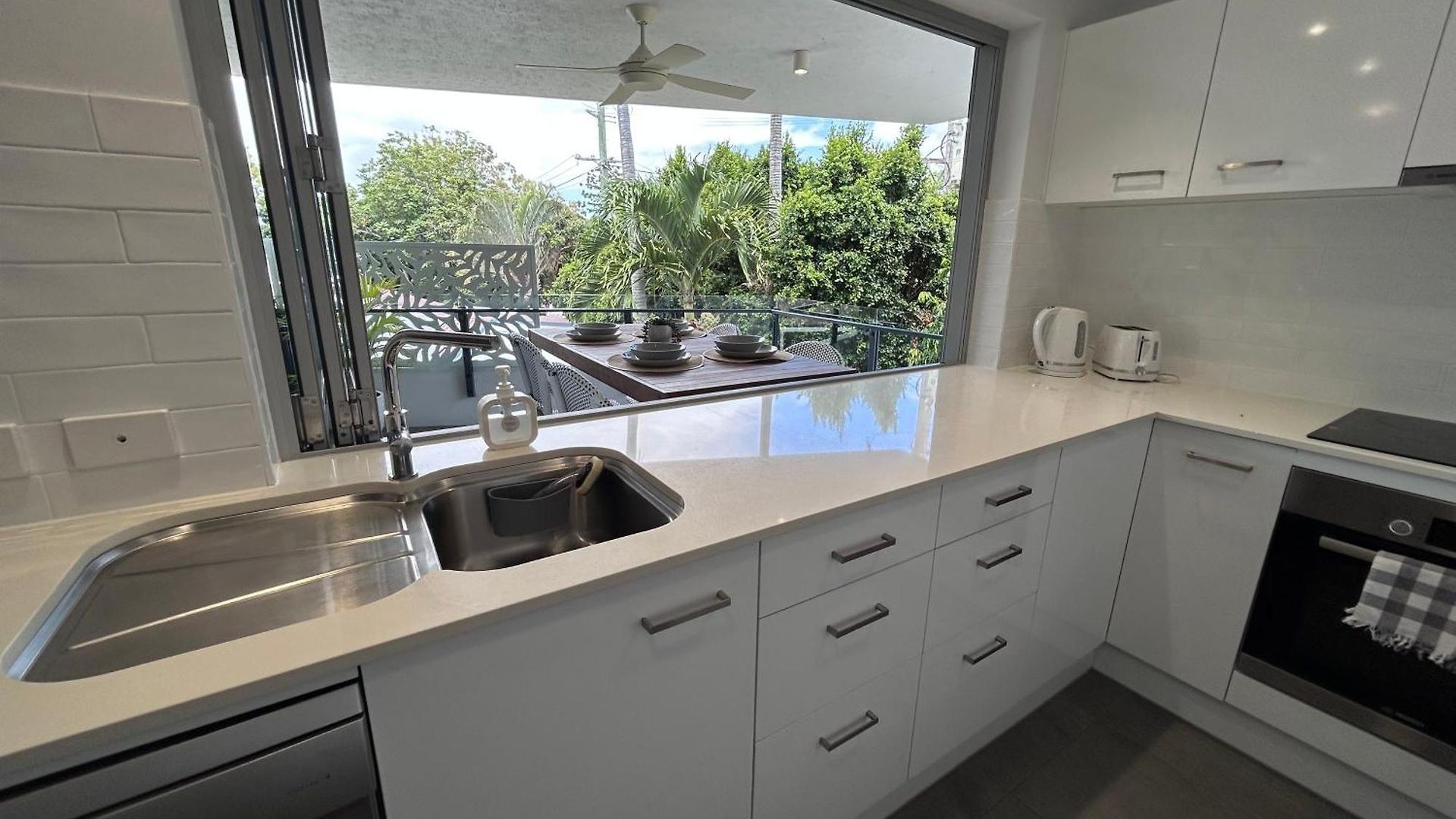 Location, Location, Location - Spacious Brisbane