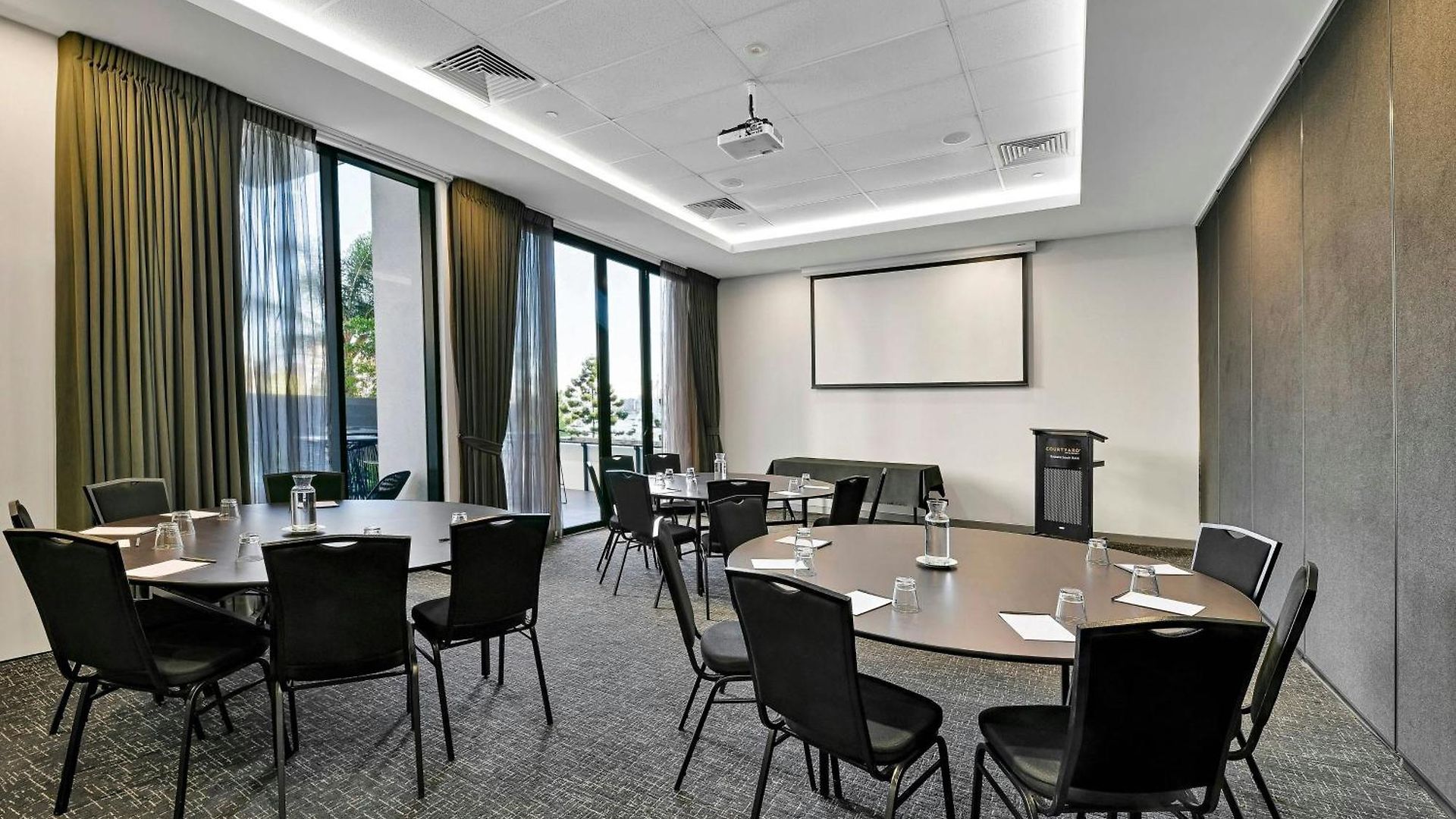 Courtyard By Marriott South Bank Hotel 4*
