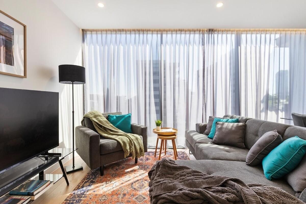 Lux Style Spacious 2 Bed 2 Bath Apt, Pool , Parking Apartment Brisbane
