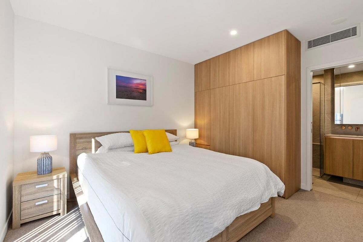 Lux Style Spacious 2 Bed 2 Bath Apt, Pool , Parking Brisbane