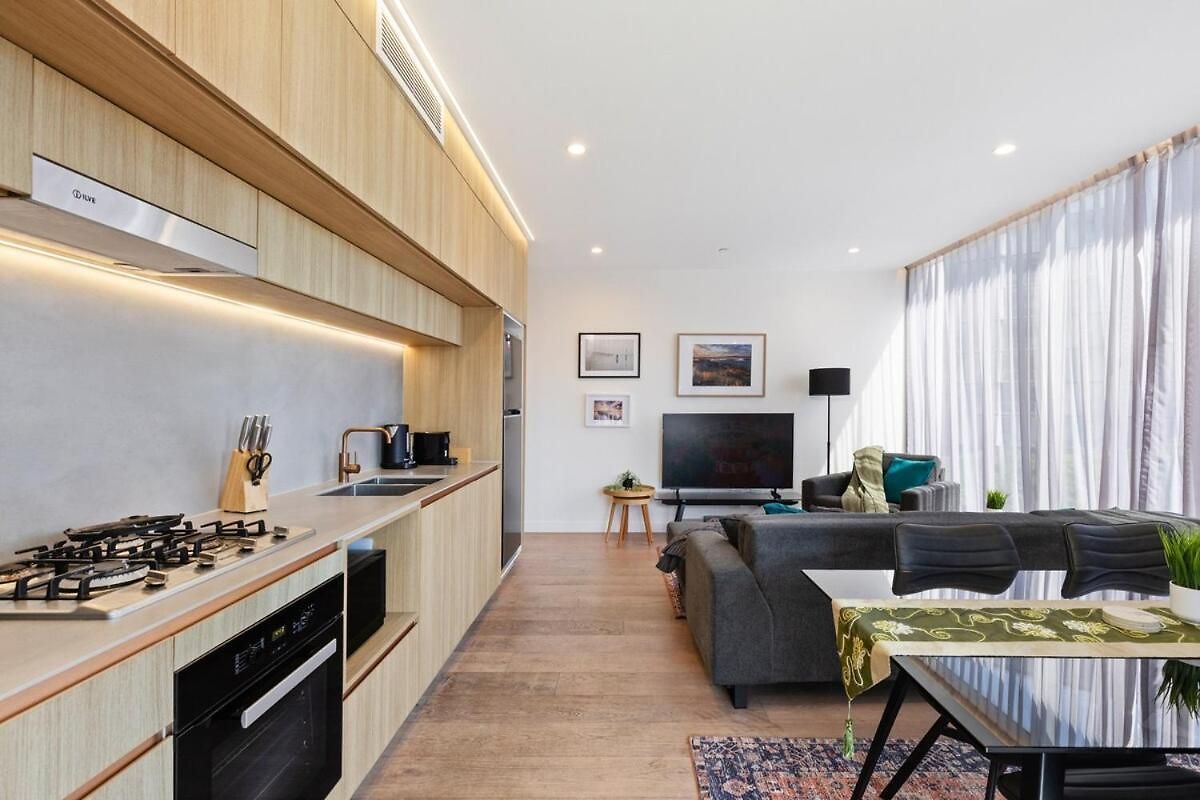 Lux Style Spacious 2 Bed 2 Bath Apt, Pool , Parking
