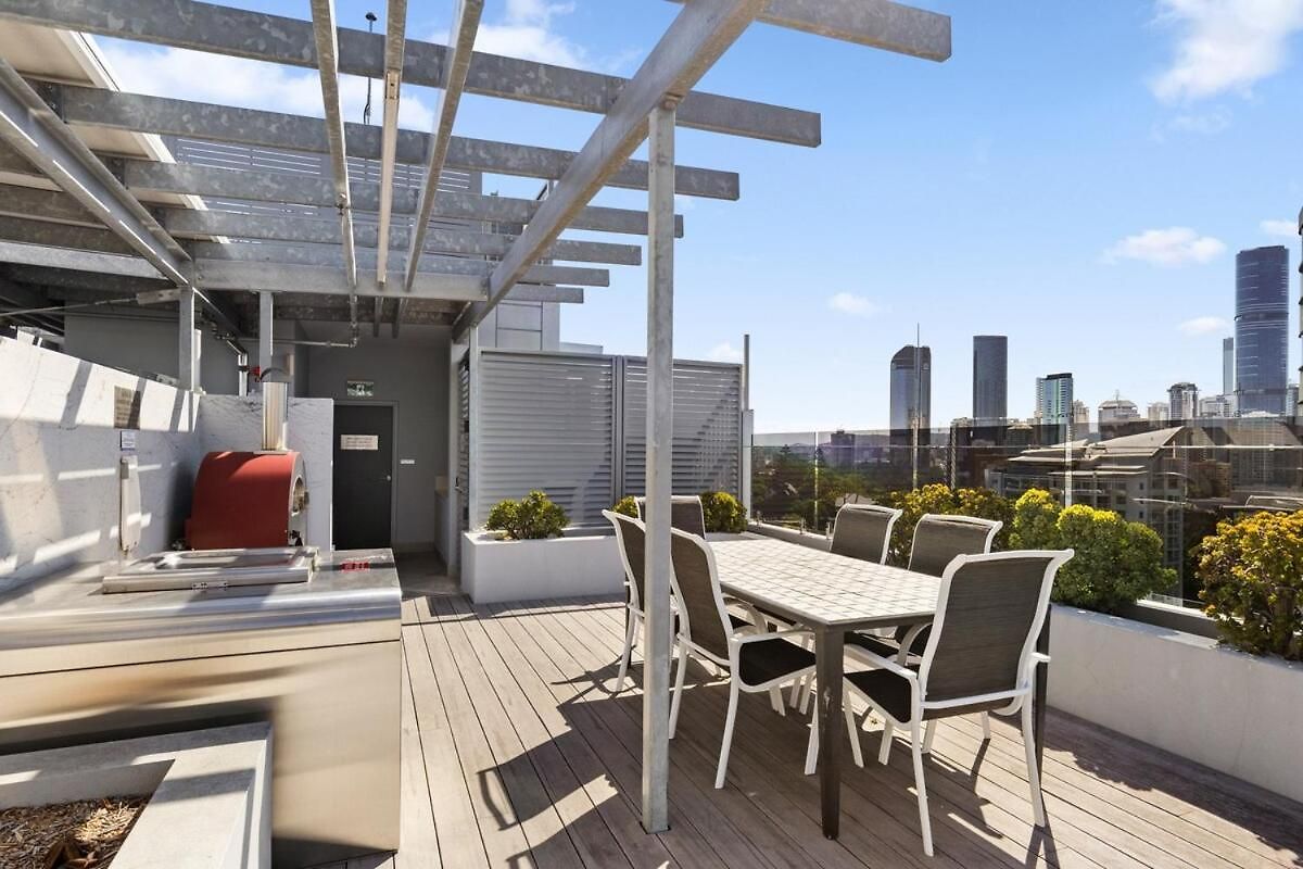 Apartment Lux Style Spacious 2 Bed 2 Bath Apt, Pool , Parking