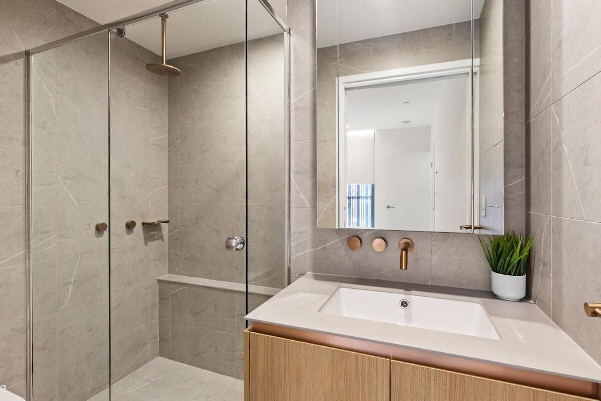 Lux Style Spacious 2 Bed 2 Bath Apt, Pool , Parking *