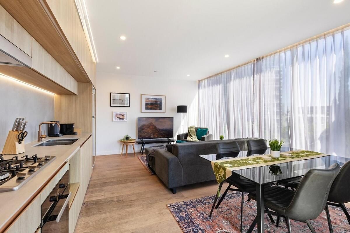 Lux Style Spacious 2 Bed 2 Bath Apt, Pool , Parking Brisbane