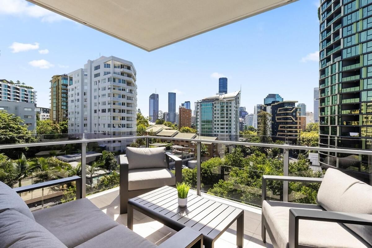 Apartment Lux Style Spacious 2 Bed 2 Bath Apt, Pool , Parking
