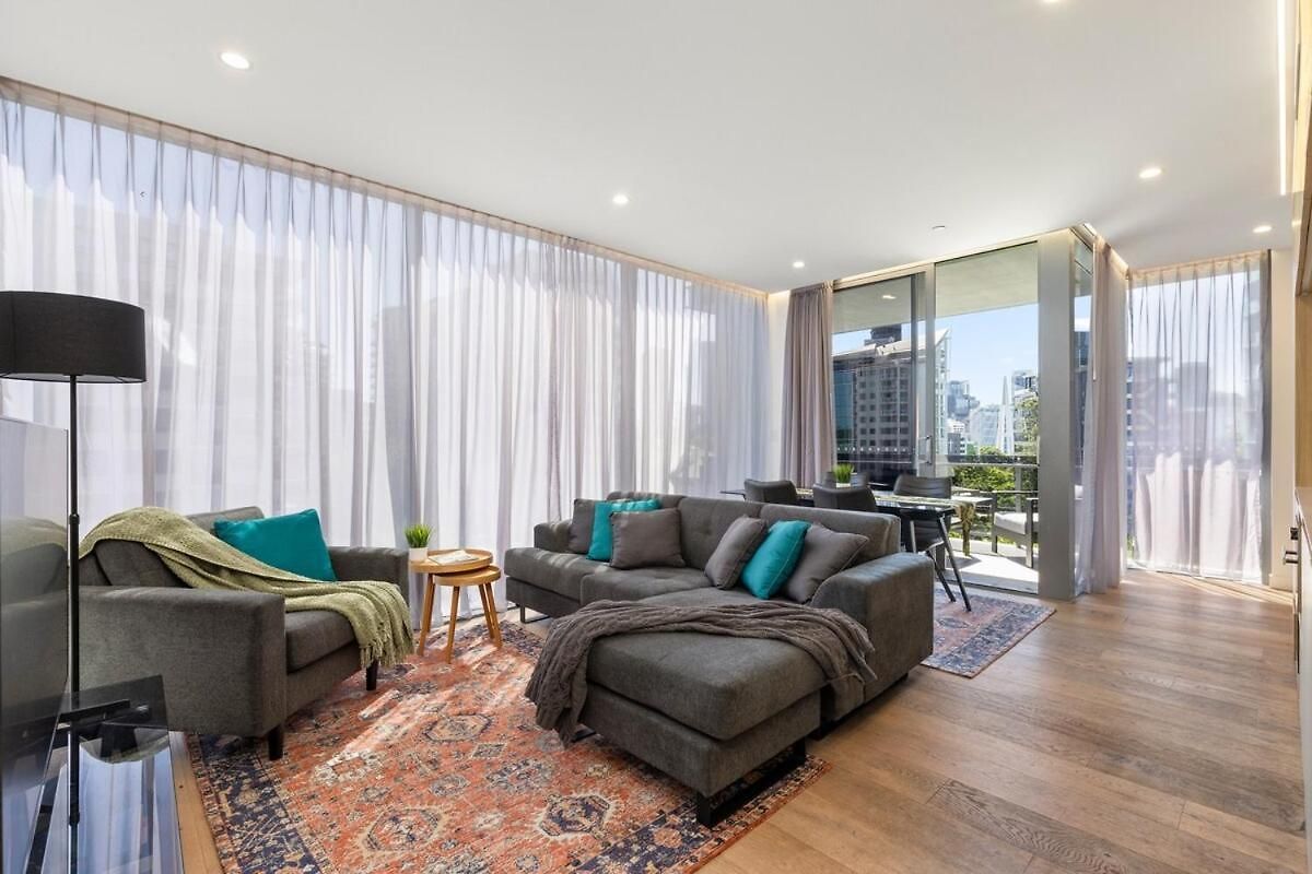 Lux Style Spacious 2 Bed 2 Bath Apt, Pool , Parking