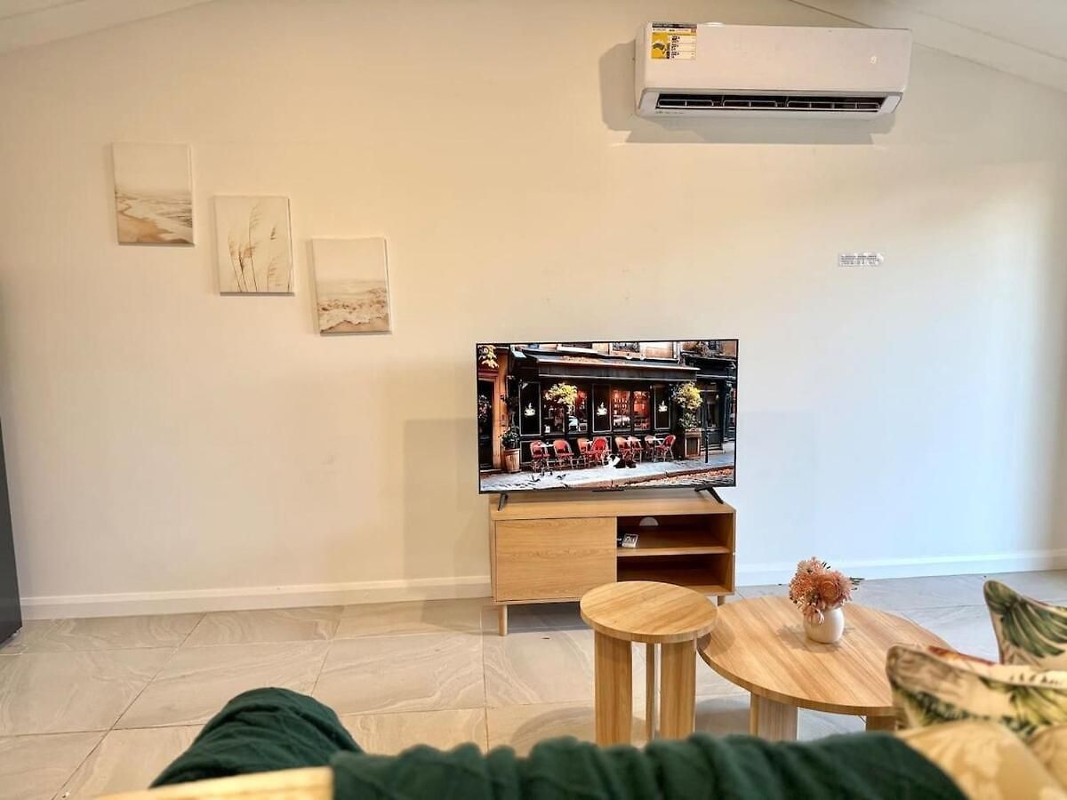 Spacious Belmont Granny Flat Easy Access To Cbd & Bayside Holiday home *