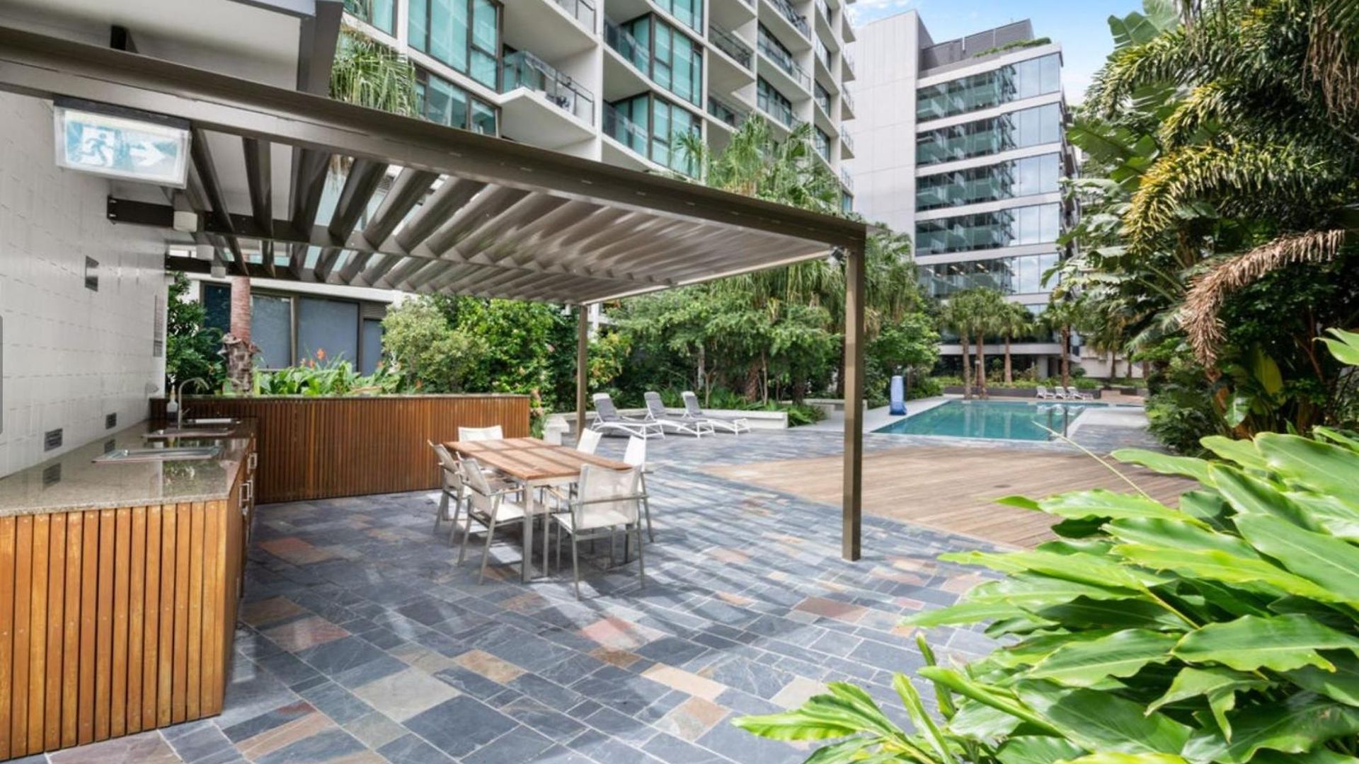 Modern 5-guest Pool Retreat For Family & Business Brisbane