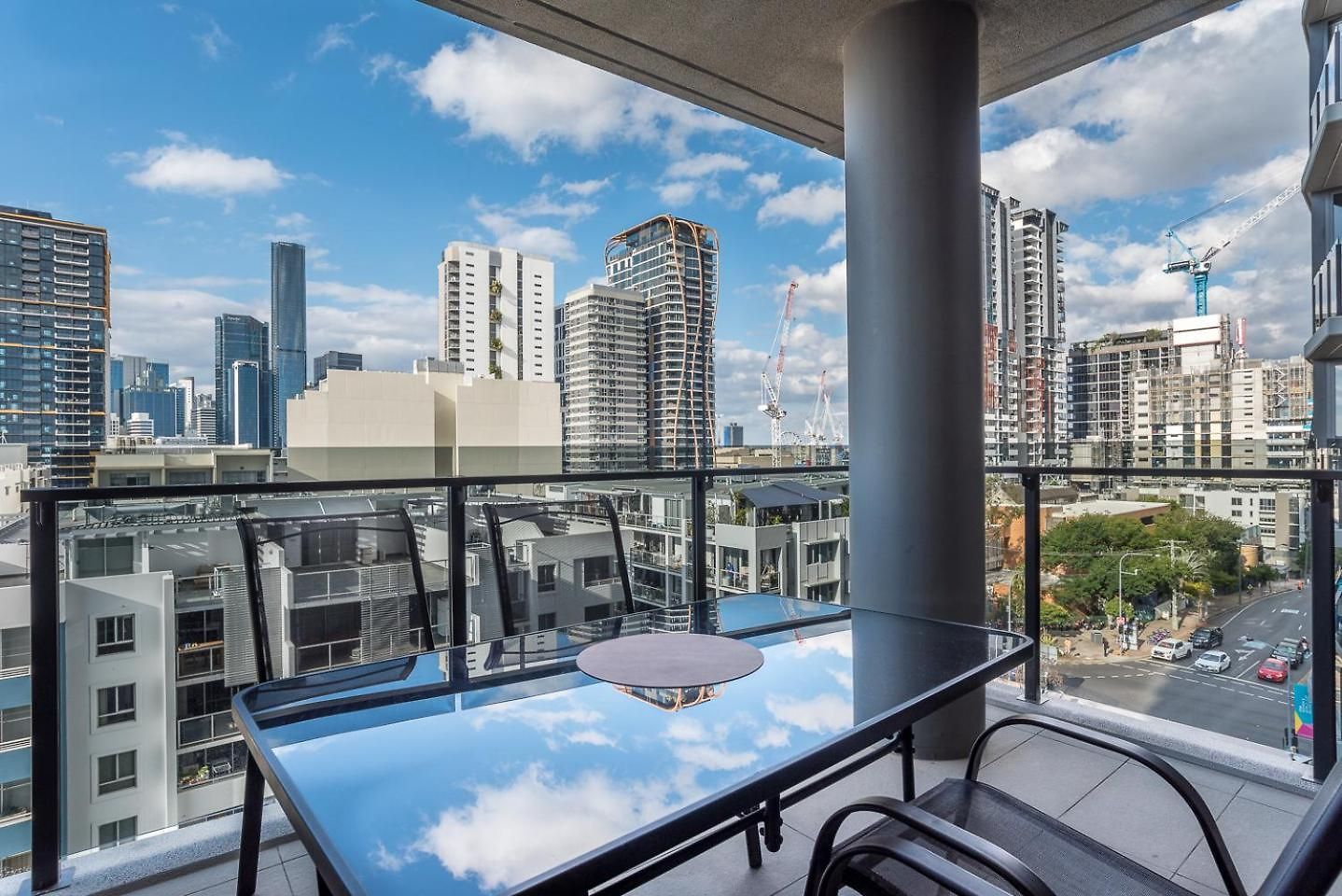 1-bedroom With Pool, Sauna, And Parking In South Apartment Brisbane