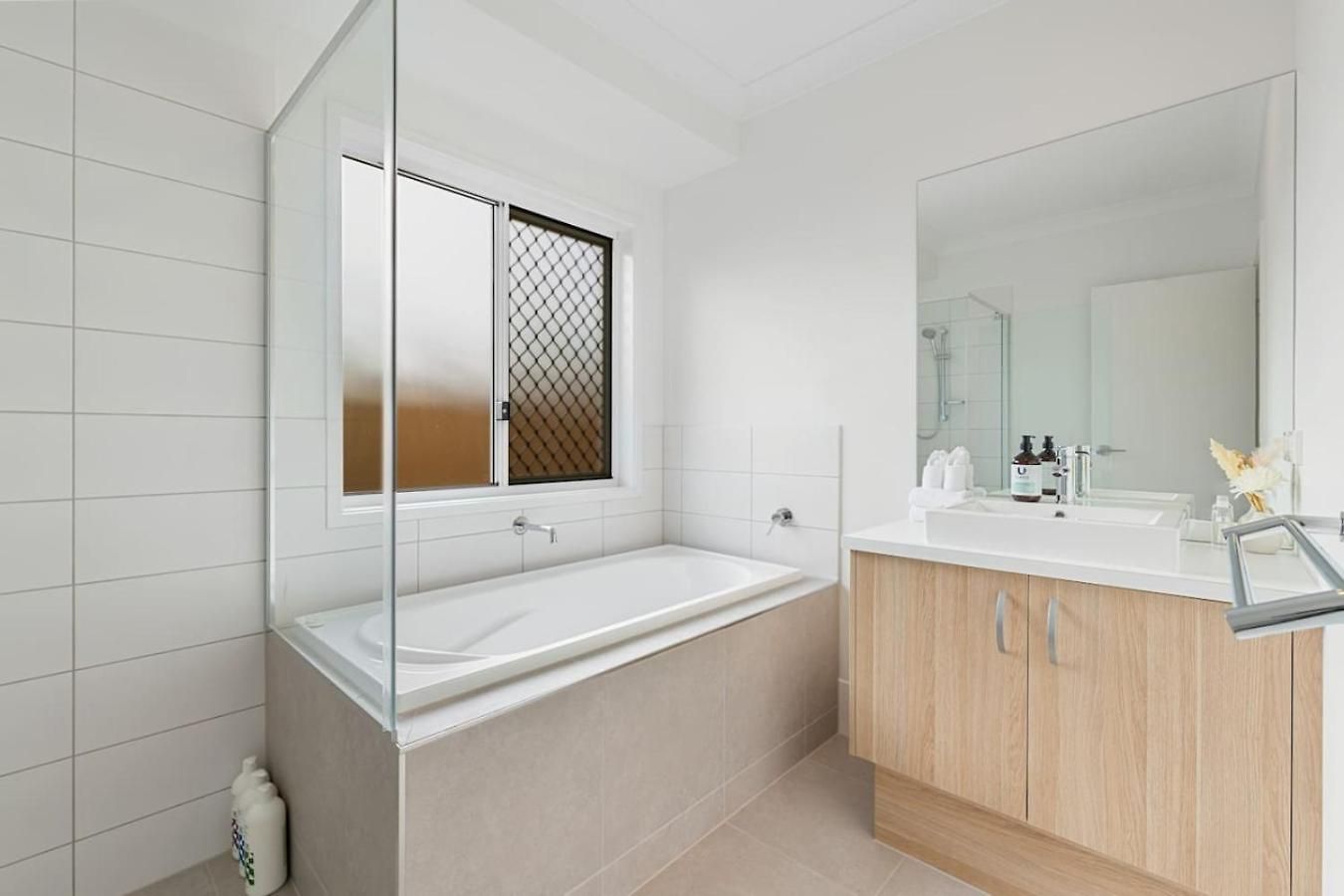 Brand New Modern 5br House Ducted Ac Near Mall Holiday home Brisbane