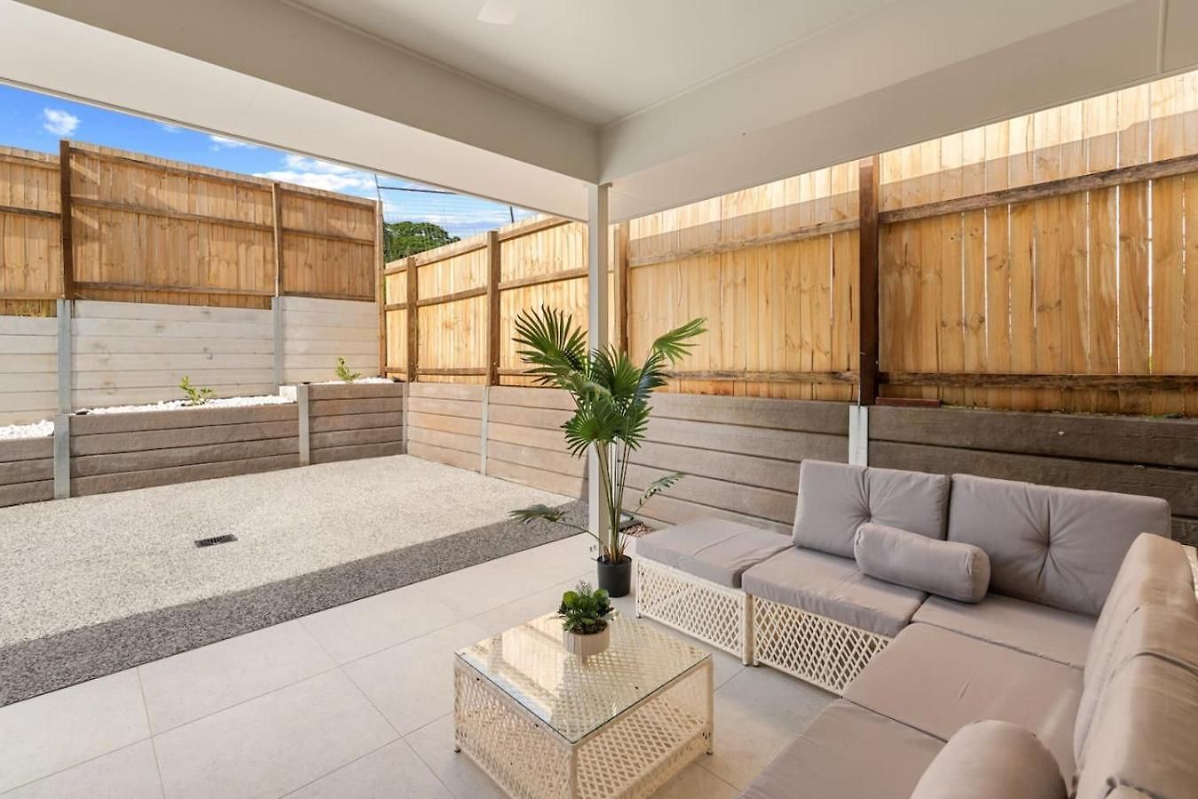 Brand New Modern 5br House Ducted Ac Near Mall *