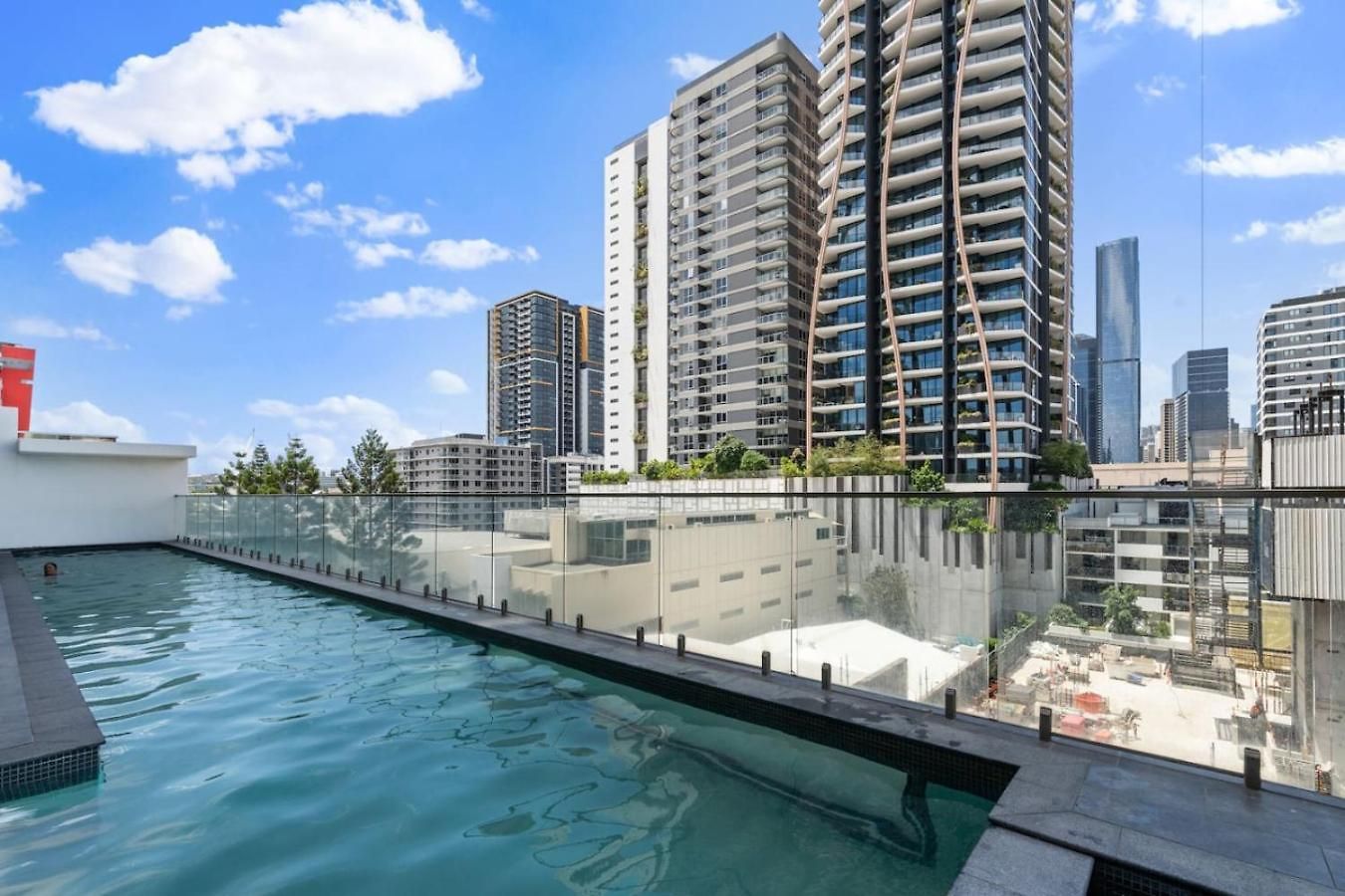Unbeatable River And Cbd Views Pool 2car And Prime Spot Apartment
