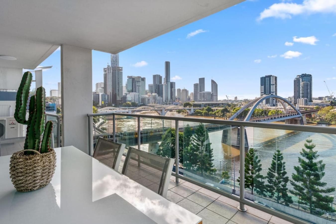 Apartment Cbd Modern 3bed Panoramic River View, 2cars And Pool *