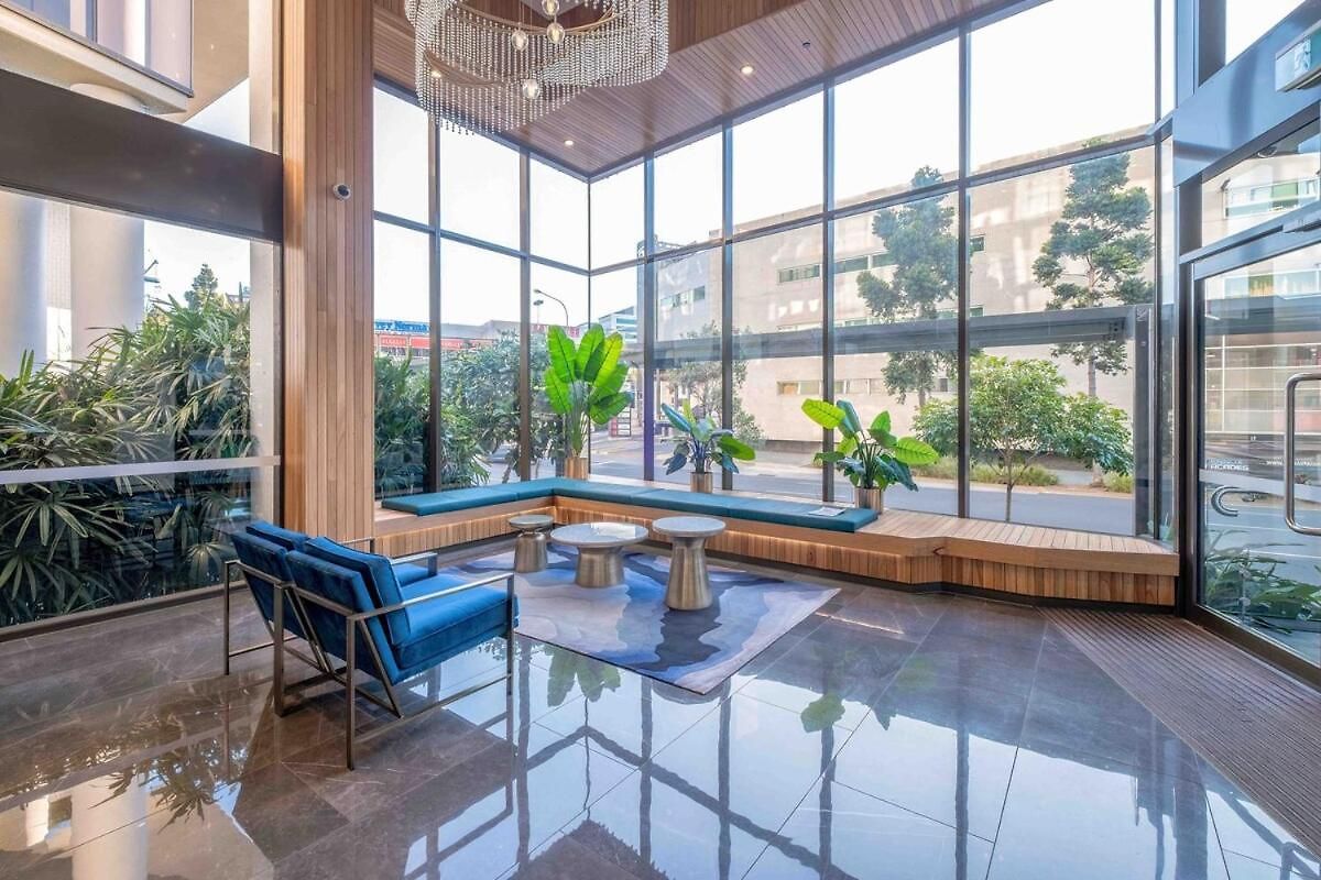 Pool View Urban Oasis 2bed Apartment