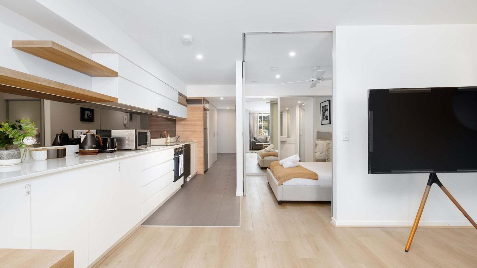 Chic Escape 2br Near Convention Centre Apartment