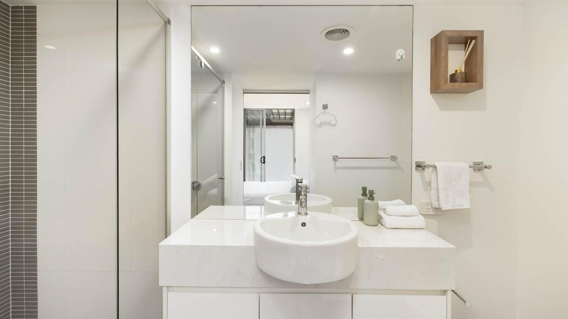 Chic Escape 2br Near Convention Centre