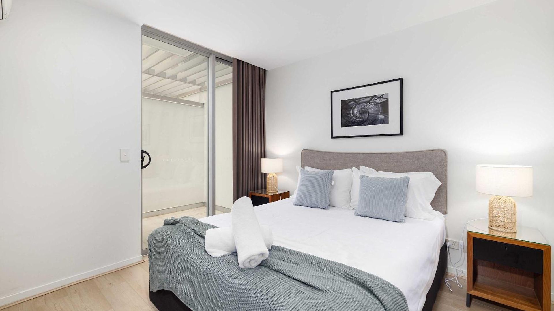 Chic Escape 2br Near Convention Centre Apartment
