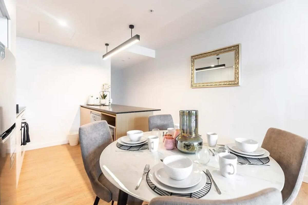 2br, 1ba With Balcony,pool,gym,sauna & Parking M24