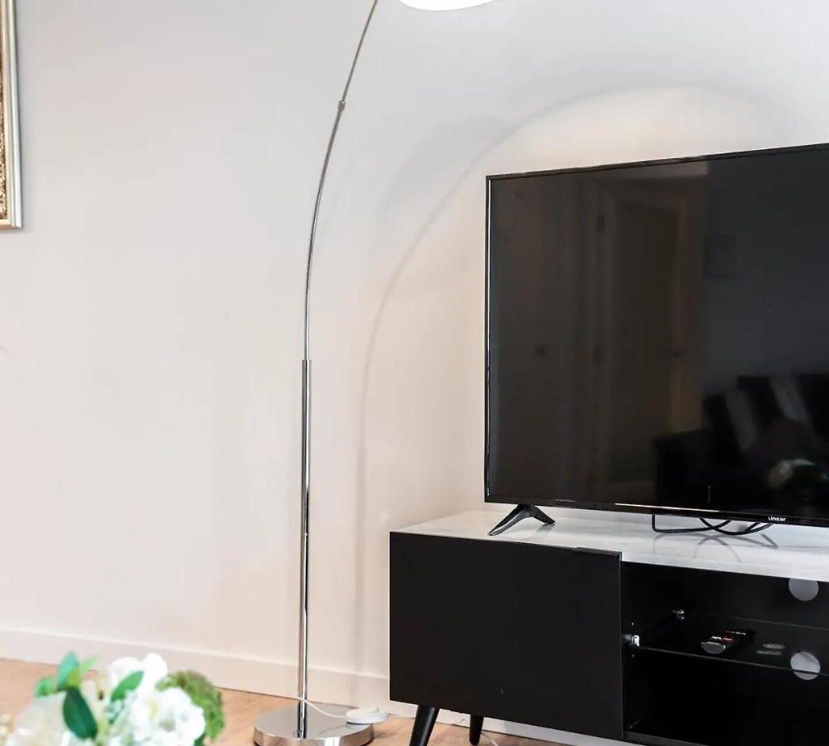Apartment 2br, 1ba With Balcony,pool,gym,sauna & Parking M24