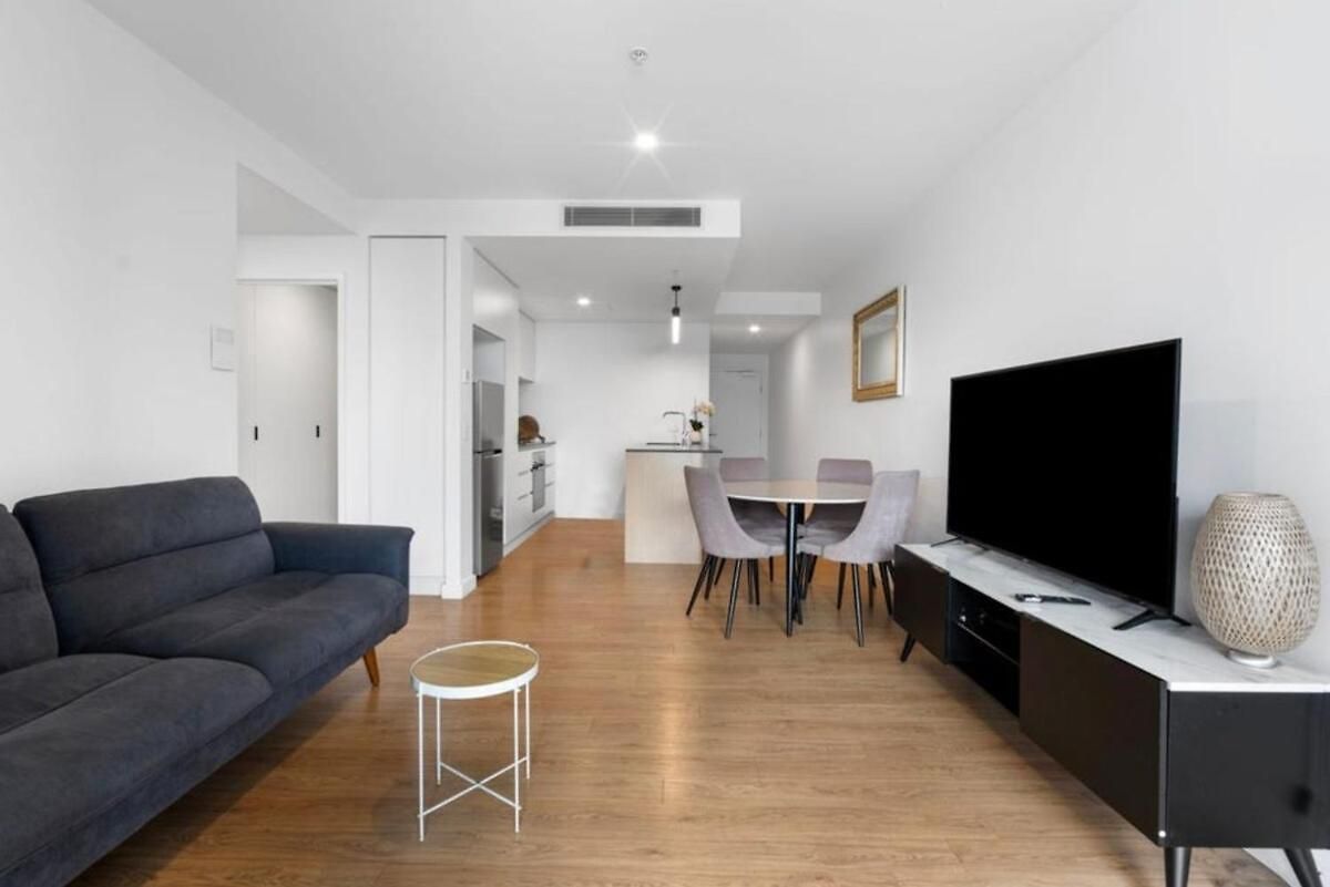2br, 1ba With Balcony,pool,gym,sauna & Parking M24