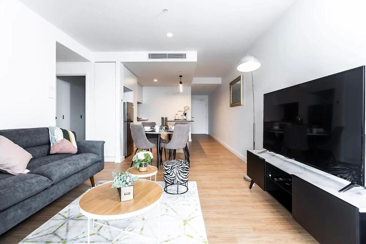 Apartment 2br, 1ba With Balcony,pool,gym,sauna & Parking M24 Brisbane