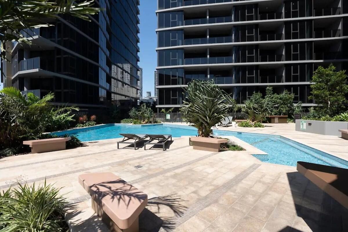2br, 1ba With Balcony,pool,gym,sauna & Parking M24
