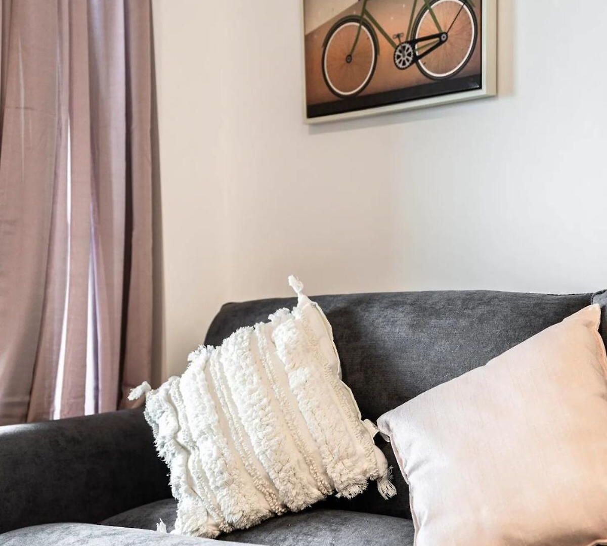 Apartment 2br, 1ba With Balcony,pool,gym,sauna & Parking M24 *