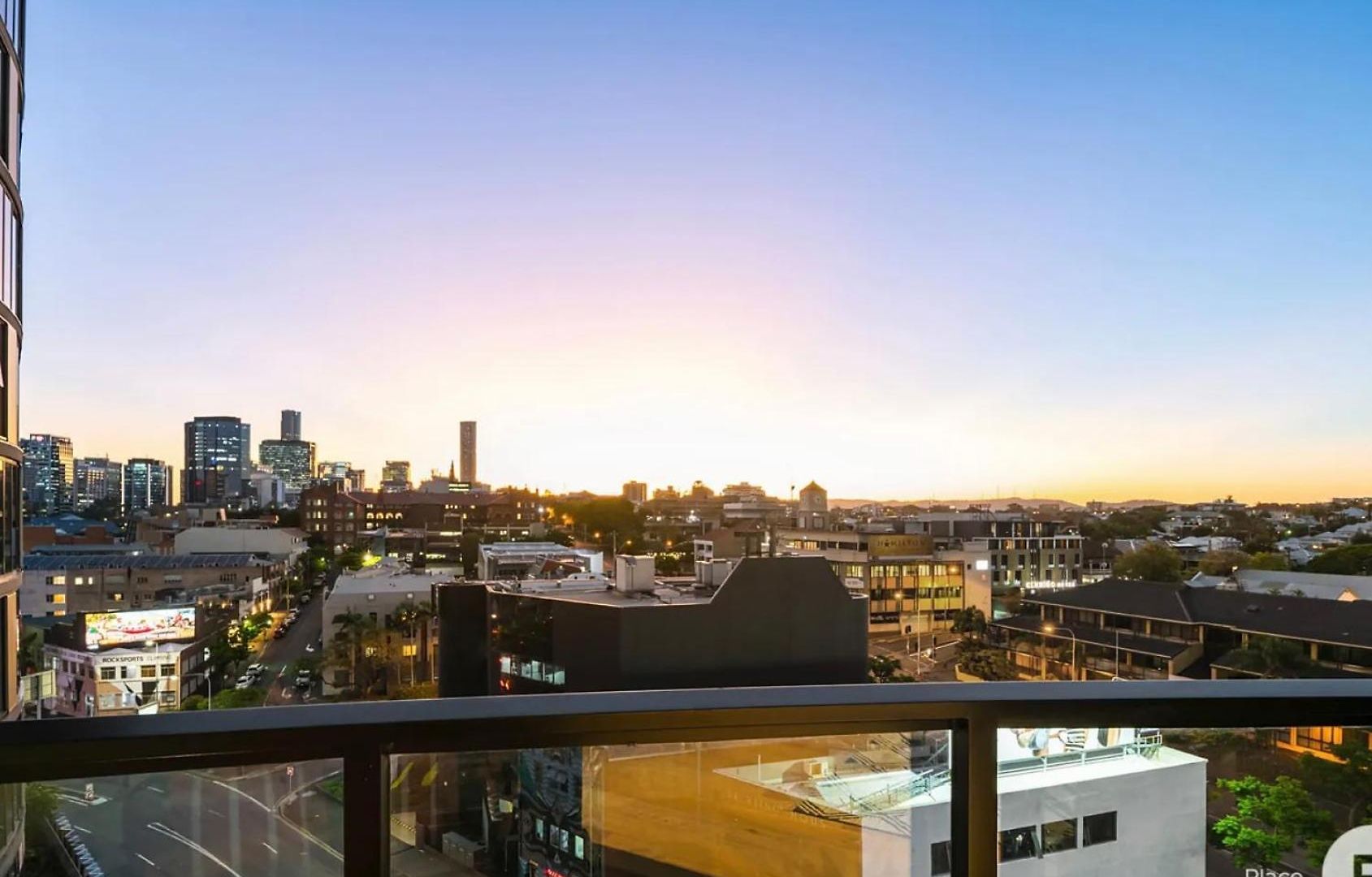Breathtaking Sunset View Apartment, Location In The