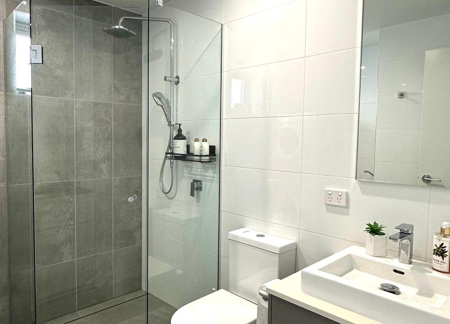 2 Bedroom Aparment With Views And Parking In Garden Apartment