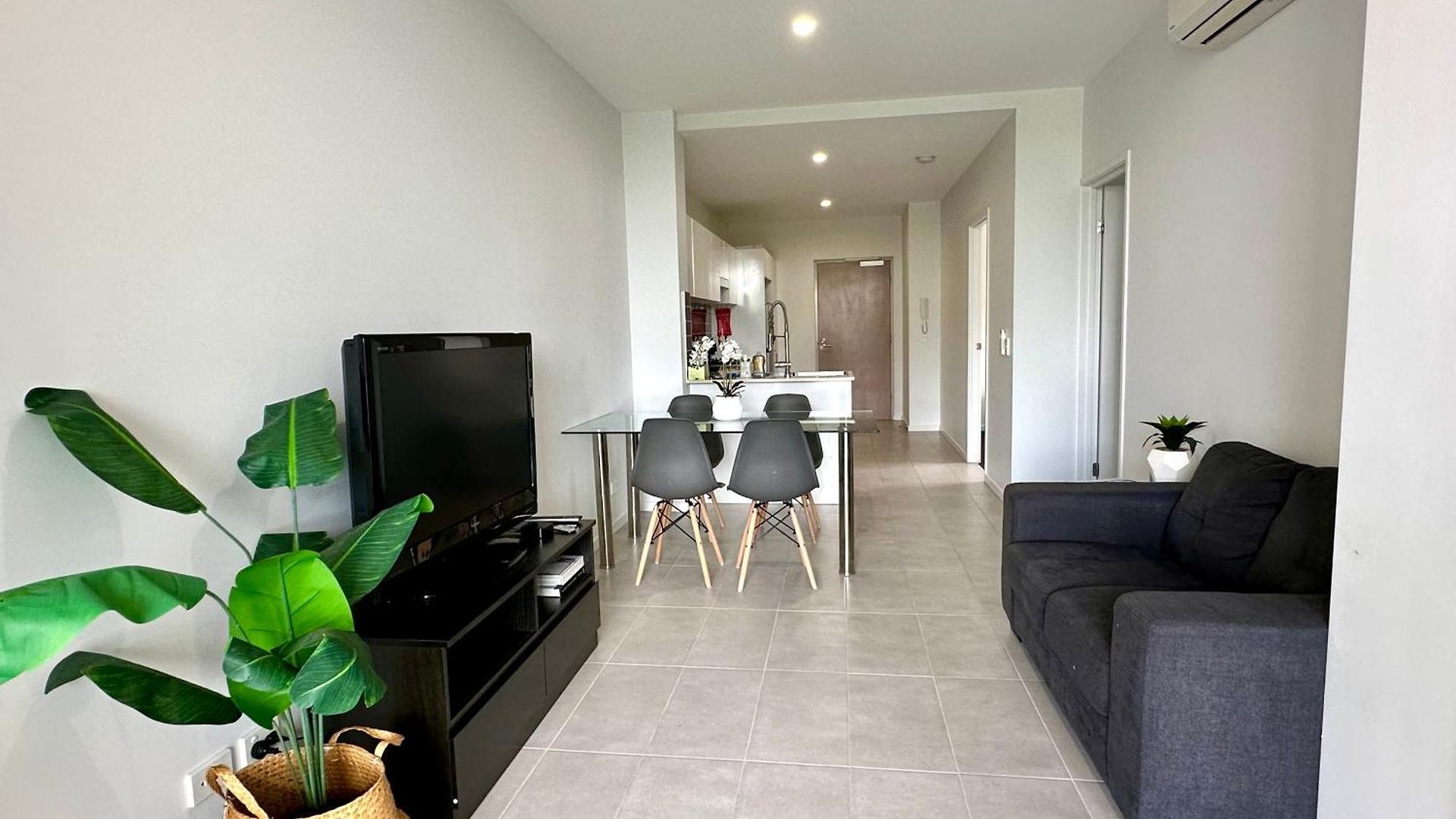 2 Bedroom Aparment With Views And Parking In Garden Apartment *
