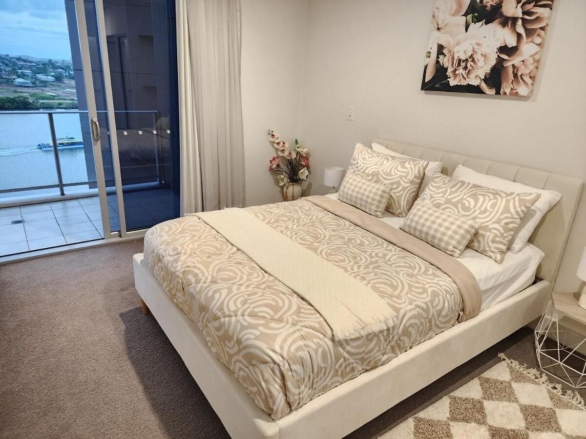 Spacious River View Escape With Free Secure Park - 2br, 2ba And Sofa Bed Apartment