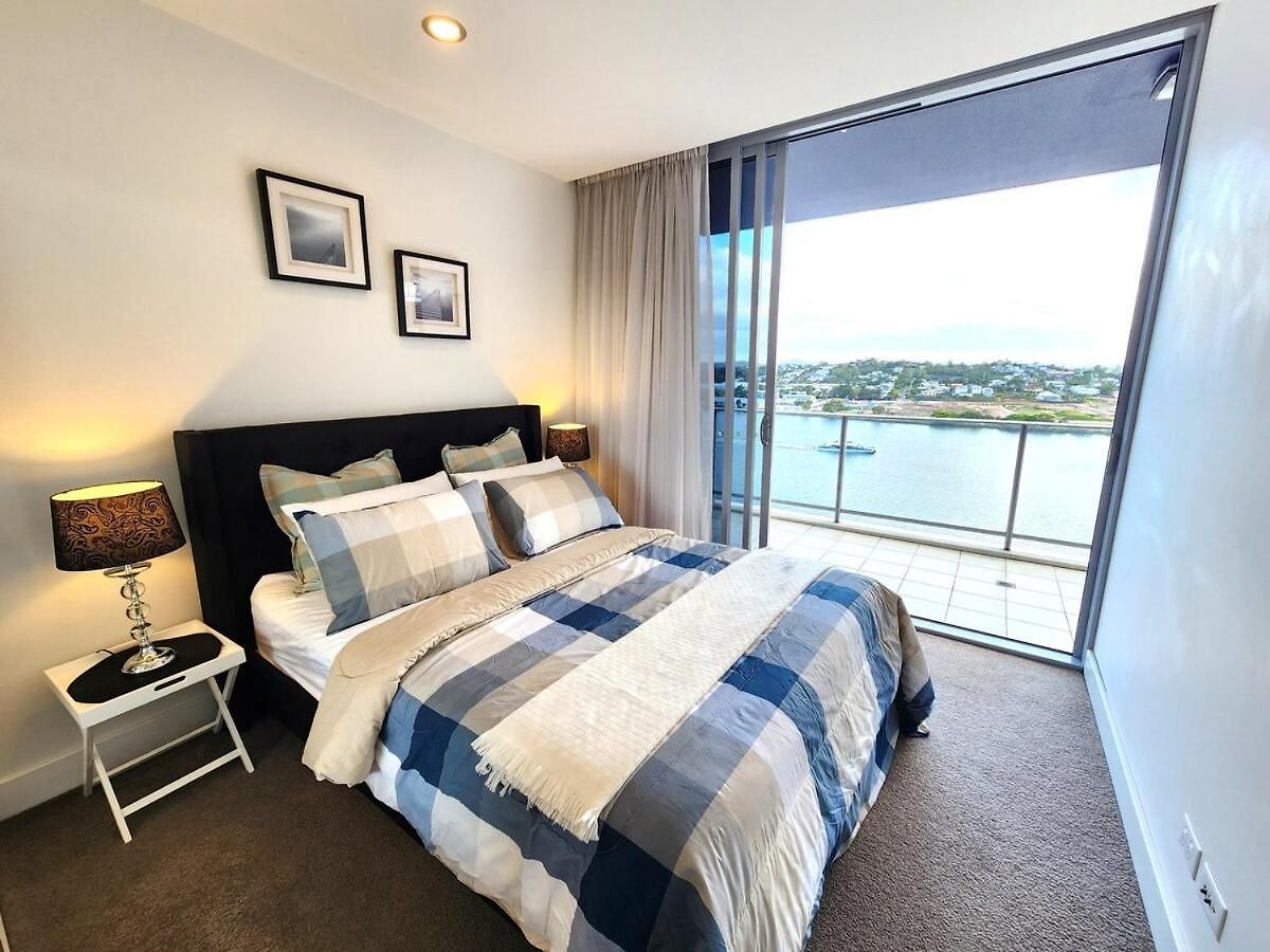 Spacious River View Escape With Free Secure Park - 2br, 2ba And Sofa Bed