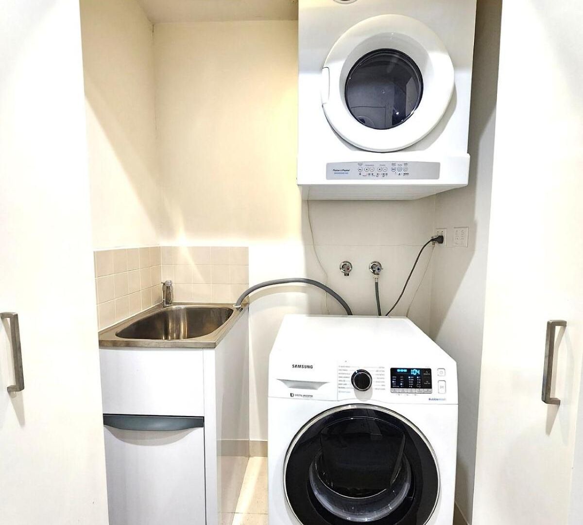 Spacious River View Escape With Free Secure Park - 2br, 2ba And Sofa Bed *