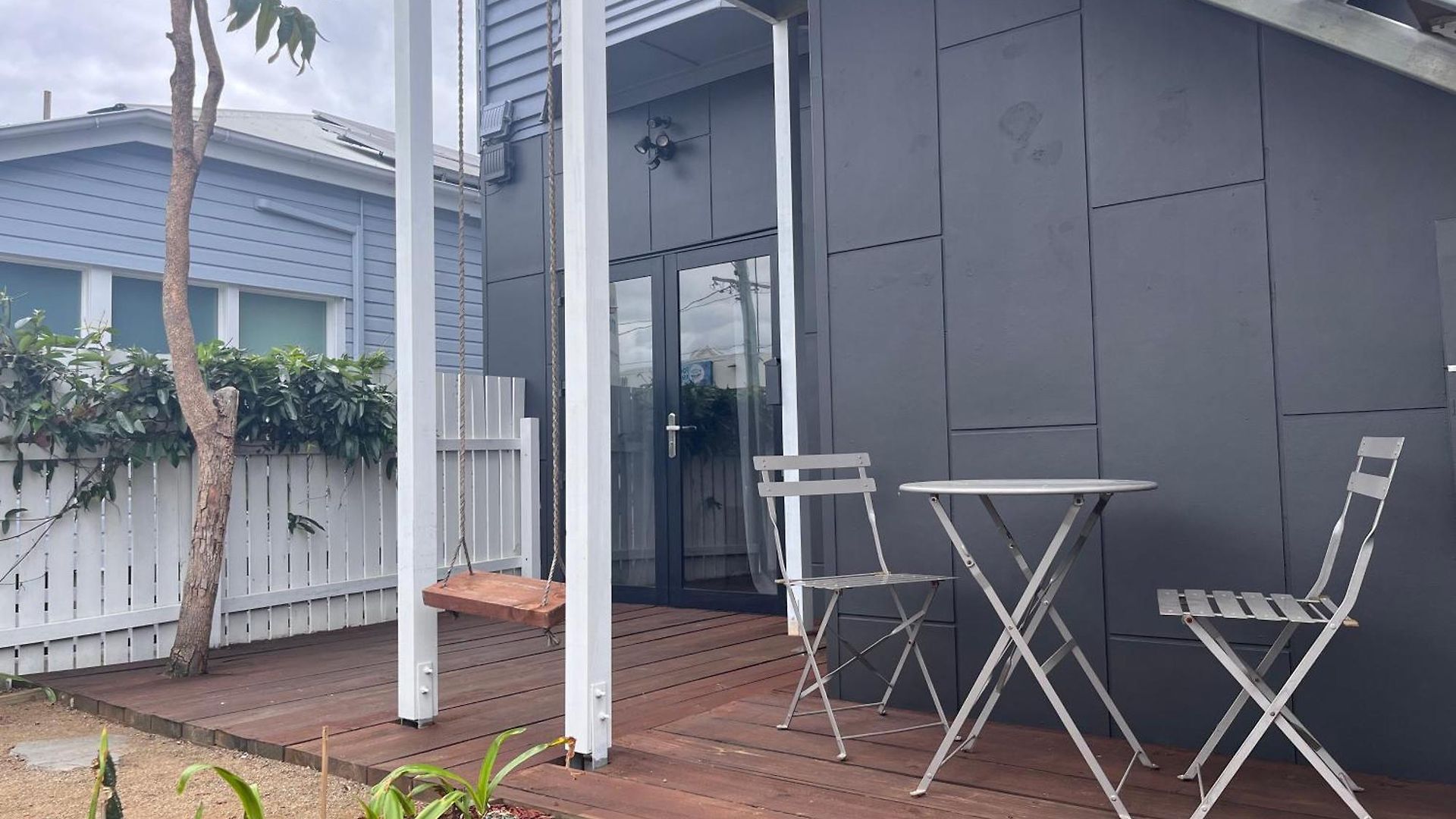 West Hub. Private Infrared Sauna Near & Much More! New Purpose Built Loft Style! Holiday home Brisbane