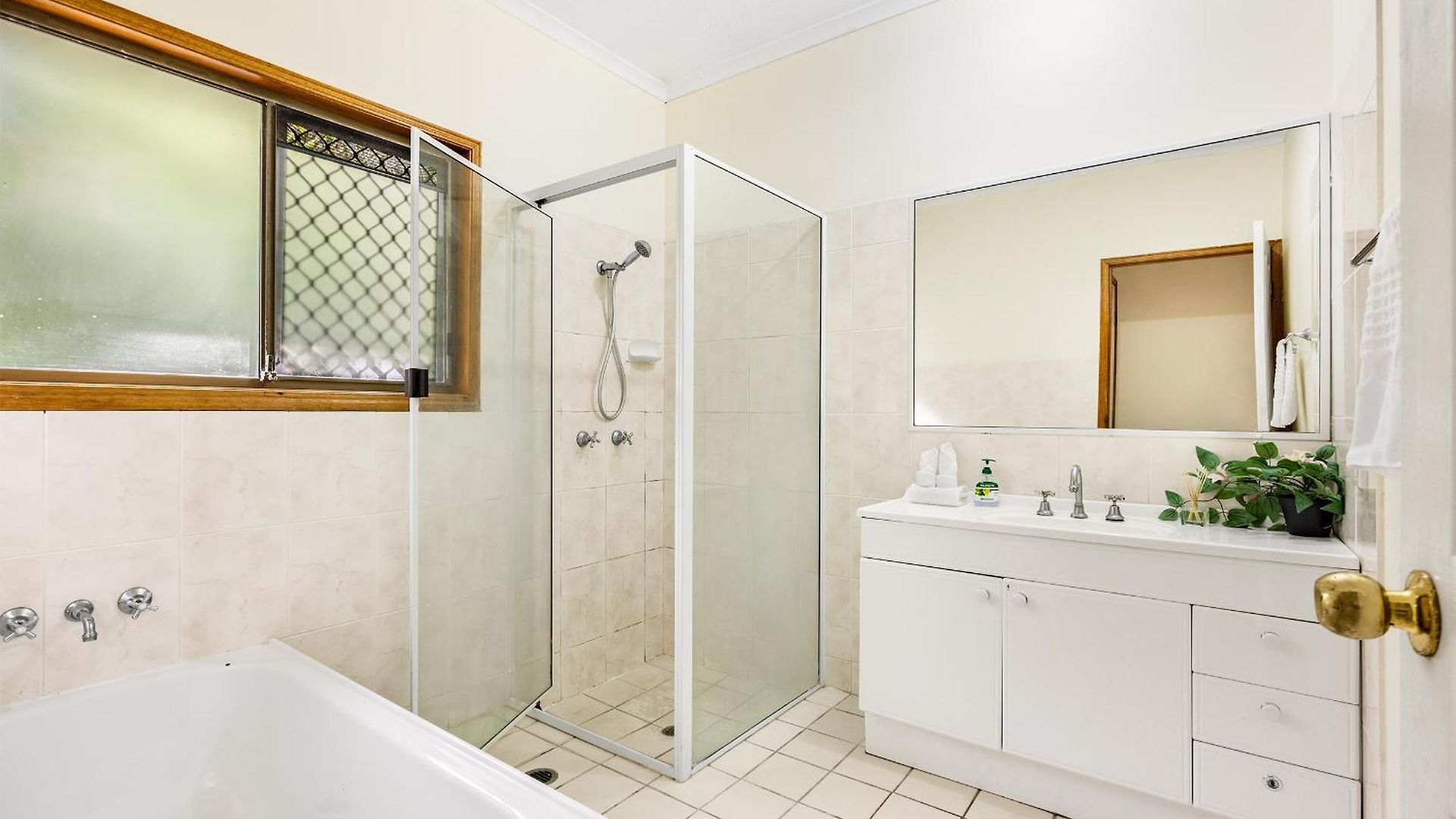 Spacious Land Area 5bedroom At Sunnybank New Ac Brisbane
