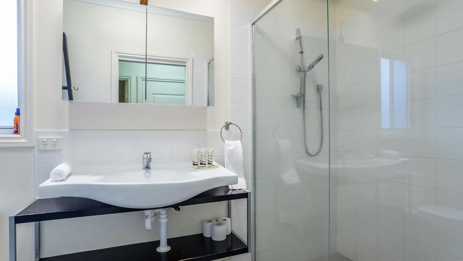 Modern Floor 2br With Private Deck Apartment Brisbane