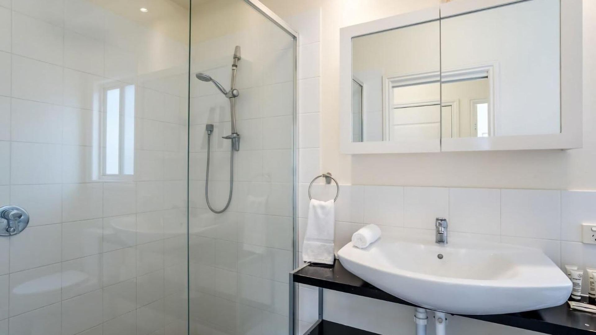 Modern Floor 2br With Private Deck Brisbane