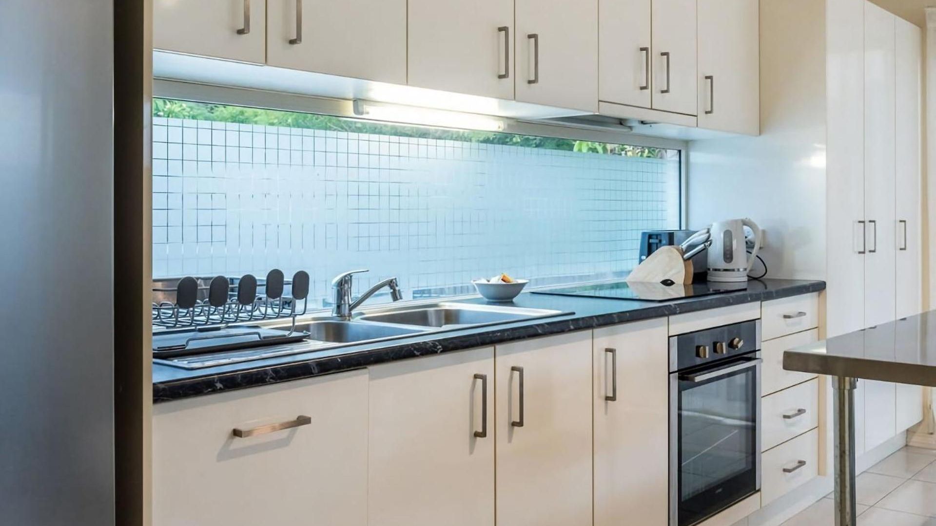 Modern Floor 2br With Private Deck Apartment *