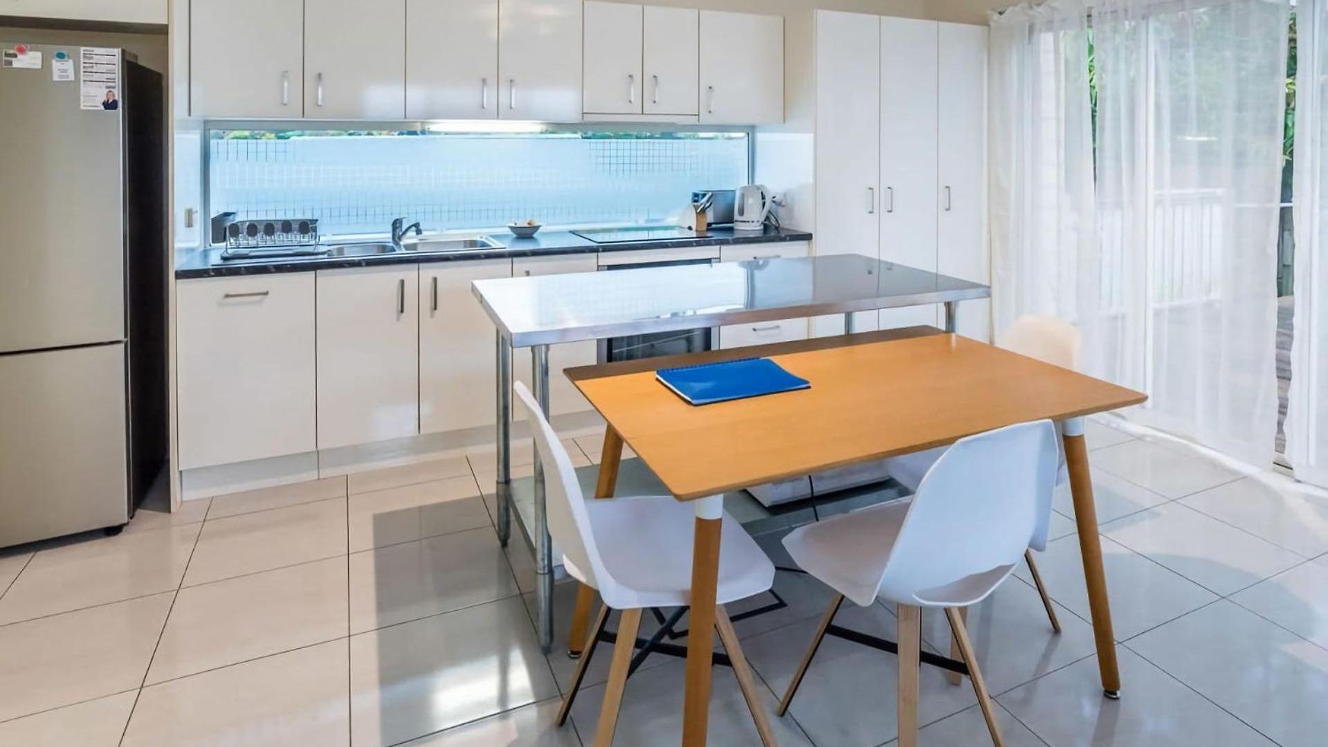 Modern Floor 2br With Private Deck *