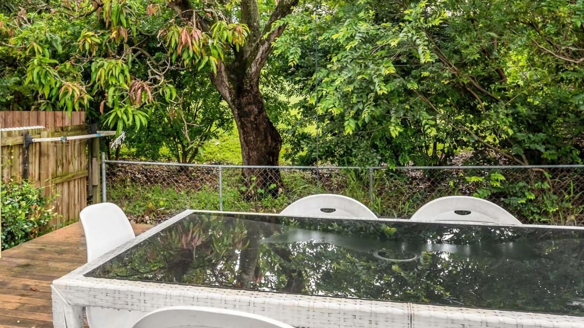Apartment Modern Floor 2br With Private Deck *