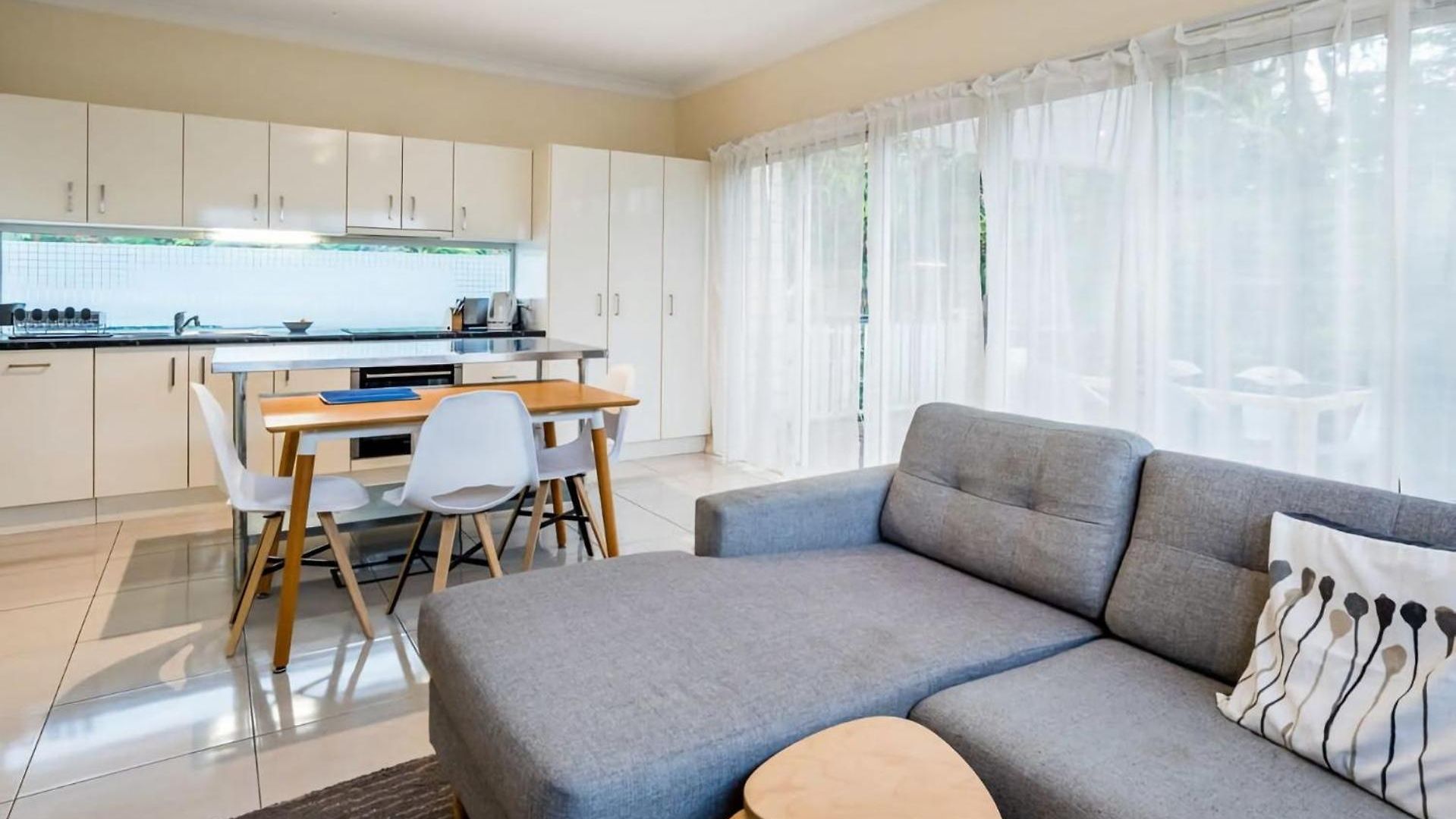 Modern Floor 2br With Private Deck Apartment Brisbane