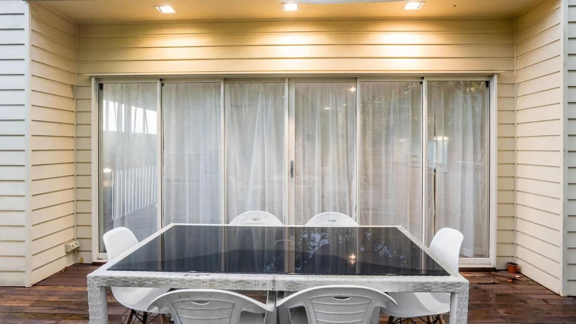 Modern Floor 2br With Private Deck Apartment
