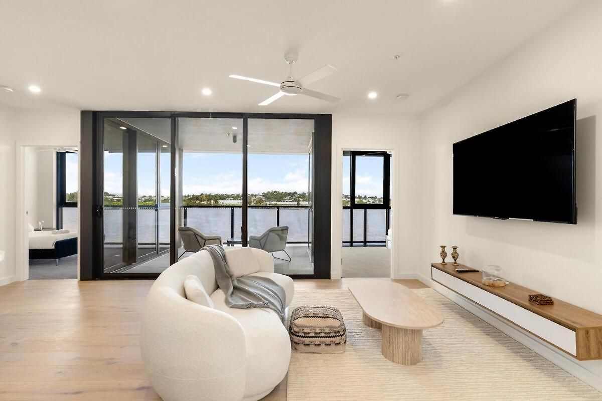 Riverfront Luxe 2bed Pool Parking