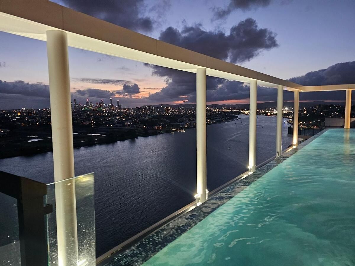 Riverfront Luxe 2bed Pool Parking Brisbane