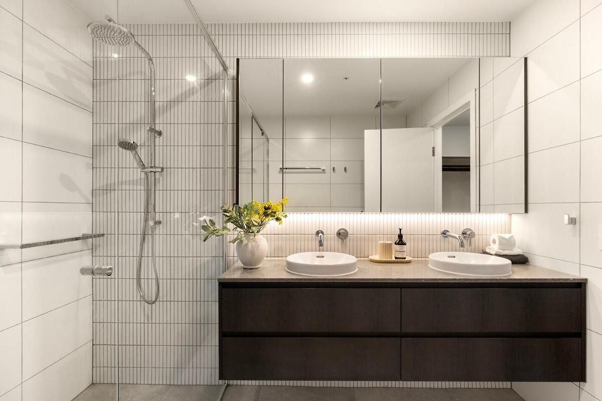 Riverfront Luxe 2bed Pool Parking