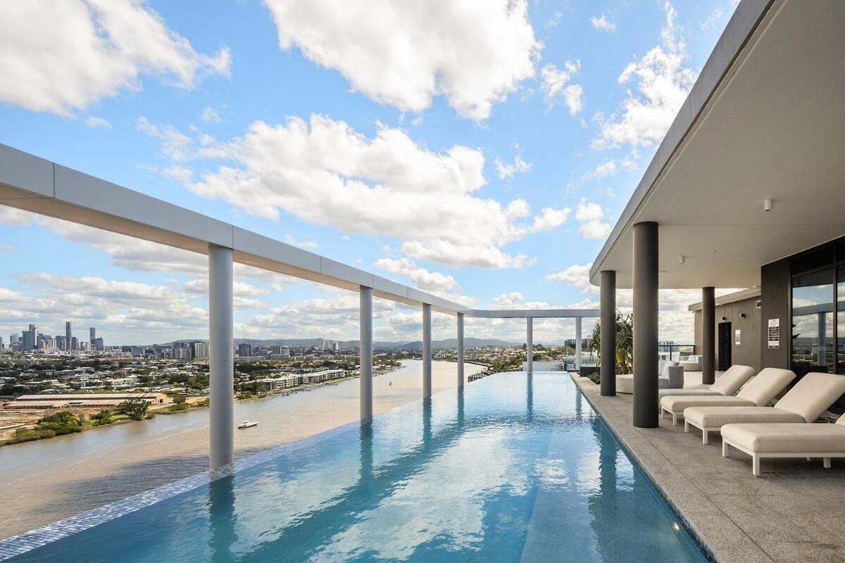 Apartment Riverfront Luxe 2bed Pool Parking